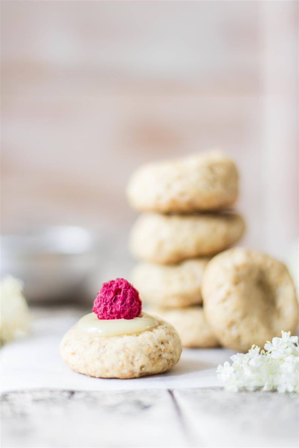 These cute elderflower cookie bites are what elderflower season is all about. Flowers and girliness!