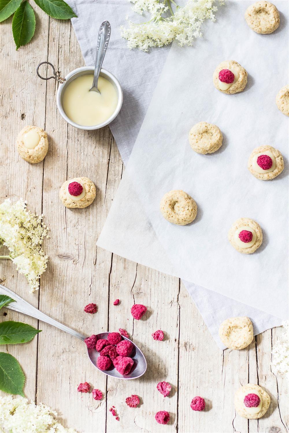 These cute elderflower cookie bites are what elderflower season is all about. Flowers and girliness!