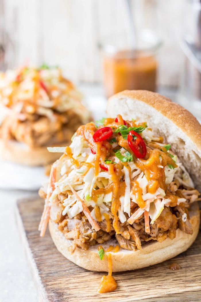 This apple BBQ sauce flavored pulled chicken sandwich topped with crazy delicious apple slaw and hazelnut yoghurt dressing is da deal!