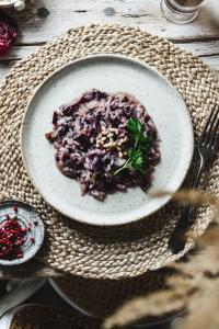 A creamy and smokey radicchio risotto with bacon is a cozy winter dish that everyone will love! A traidtional Italian recipe with a twist!