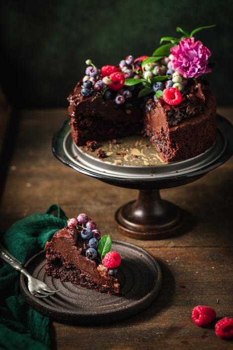 I love it when you can make the most chocolaty fudge brownie cake with the simplest of ingredients. And to top it all make a simple and most delicious chocolate ganache.