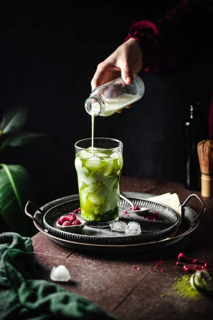 Learn how to take stunning drink photos with these 8 tips & tricks! From the rule of odds to backlighting and adding human elements, these simple techniques will help you create beautiful and memorable photos. Get ready to capture your next amazing drink photo!