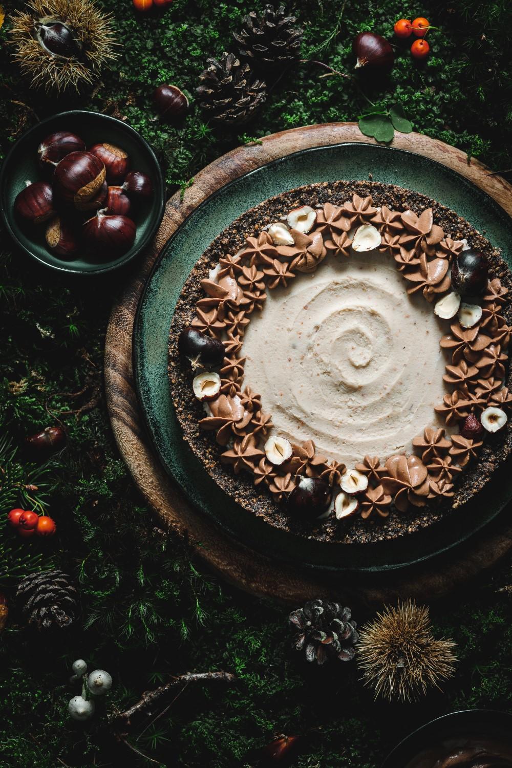 This no-bake chocolate chestnut pie is an indulgent autumn dessert that everyone likes. Surprise your guests with this recipe that is full of flavor.