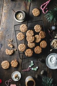 The most delicious chewy almond butter cookies that are made with no refined sugar and almond butter. A yummy cookie that is super soft!