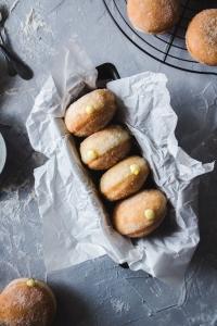 What better way to celebrate the Carnival season but with some fluffy and soft eggless doughnuts with orange cream.﻿