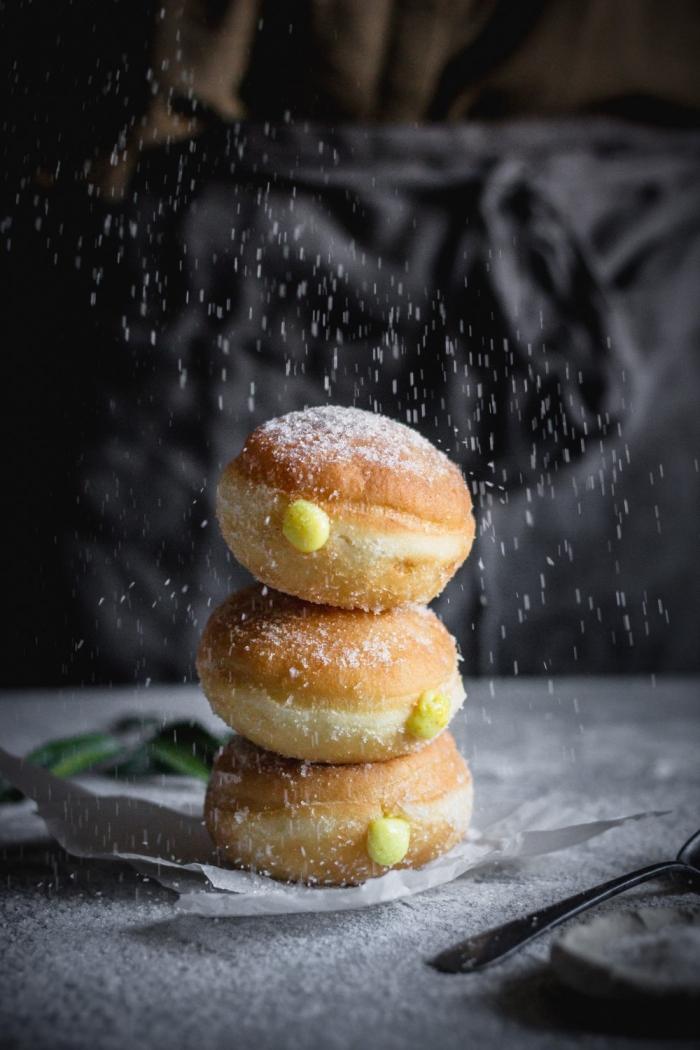 What better way to celebrate the Carnival season but with some fluffy and soft eggless doughnuts with orange cream.﻿