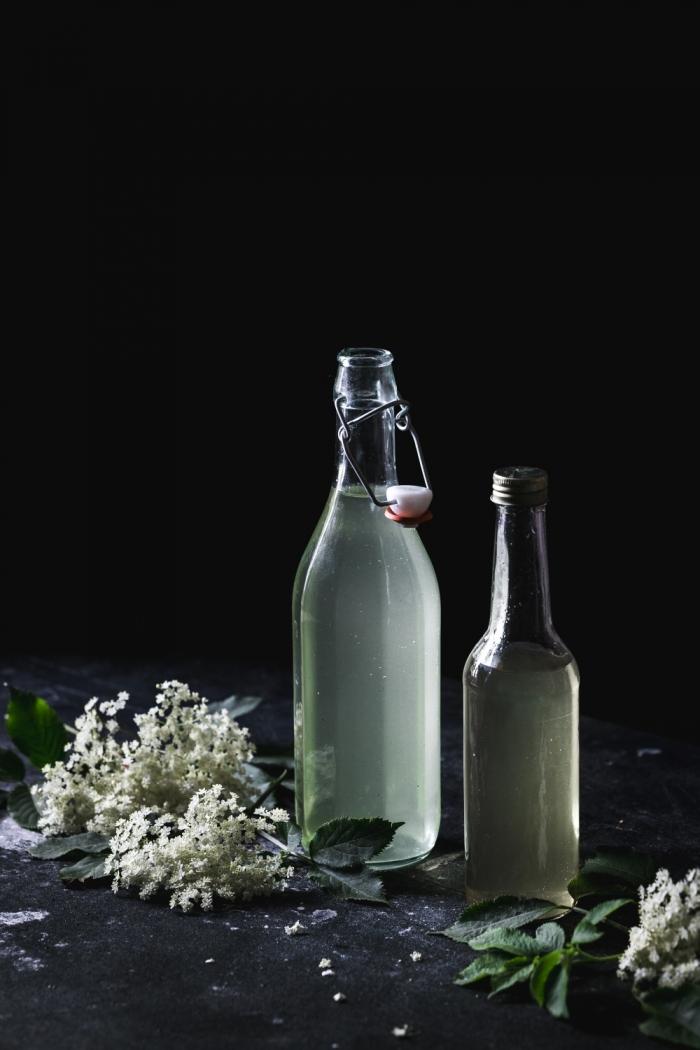 A recipe for homemade elderflower syrup or elderflower cordial: sweet and citrusy! Making elderflower syrup at home is super easy and requires so little work.