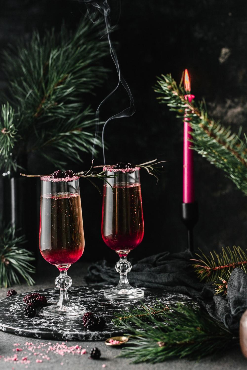 How to make an ombre blackberry champagne? Super easy! It's perfect for festive celebrations and New Year's Eve parties!