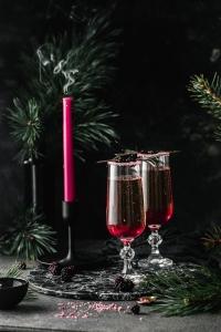 How to make an ombre blackberry champagne? Super easy! It's perfect for festive celebrations and New Year's Eve parties!