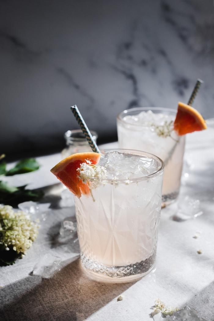 Relaxing in the summer heat with a cold grapefruit-elderflower mocktail can be one of the great pleasures in life. Flowery and citrusy - the best kind!