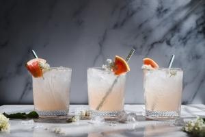 Relaxing in the summer heat with a cold grapefruit-elderflower mocktail can be one of the great pleasures in life. Flowery and citrusy - the best kind!