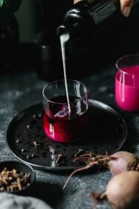 Treat yourself with an iced beetroot chai latte - a perfectly refreshing and fragrant autumn drink!