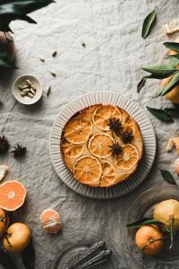 This mandarin upside-down cake with vanilla and cardamom will bring joy and coziness to these gloomy fall days. It's super simple to make!