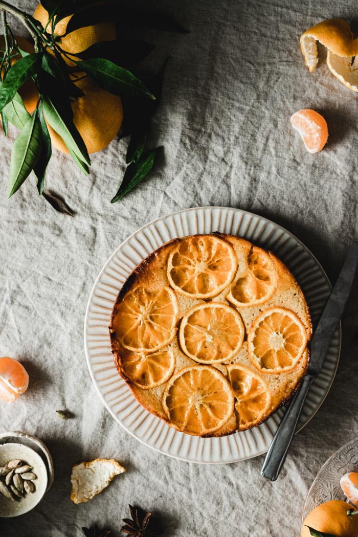 This mandarin upside-down cake with vanilla and cardamom will bring joy and coziness to these gloomy fall days. It's super simple to make!