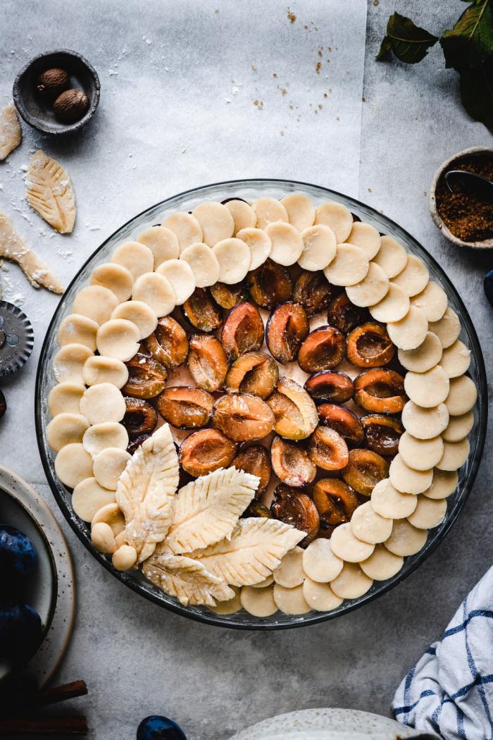 This delicious plum pie is made with fresh plums, a flaky pie pastry, and optional some spices for the cozy cooler days.