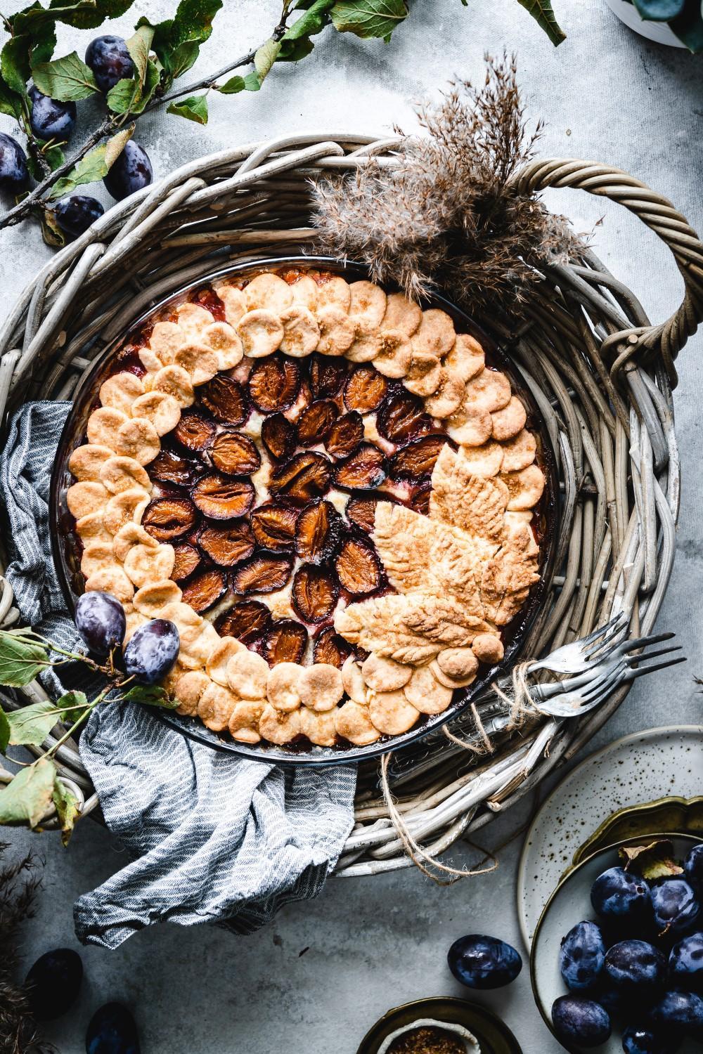 This delicious plum pie is made with fresh plums, a flaky pie pastry, and optional some spices for the cozy cooler days.