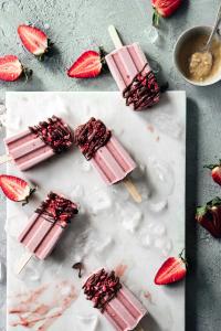 Brining Spring vibes with these delicious creamy peanut butter and strawberry ice pops. Super easy and super flavourful!