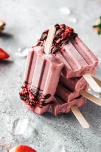 Brining Spring vibes with these delicious creamy peanut butter and strawberry ice pops. Super easy and super flavourful!