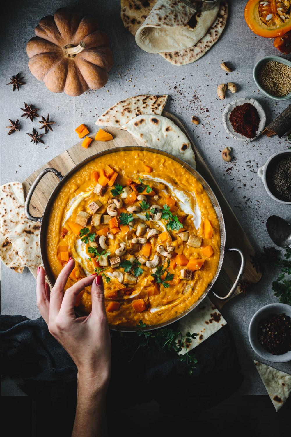 s vegan roasted pumpkin curry recipe is super comforting and is a proper late autumn dish. Nothing beats mixing pumpkin with coconut milk and fragrant spices.