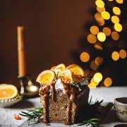 Make your home smell like Christmas with this flavorful vegan speculaas cake with candied oranges and caramel sauce.