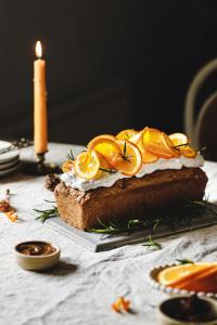 Make your home smell like Christmas with this flavorful vegan speculaas cake with candied oranges and caramel sauce.