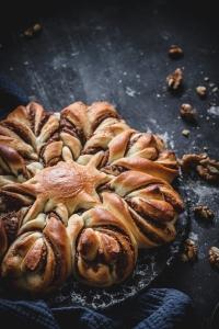 Walnut chocolate star bread is a eye-catching yet easy treat that will definitely make you look like a baking star!