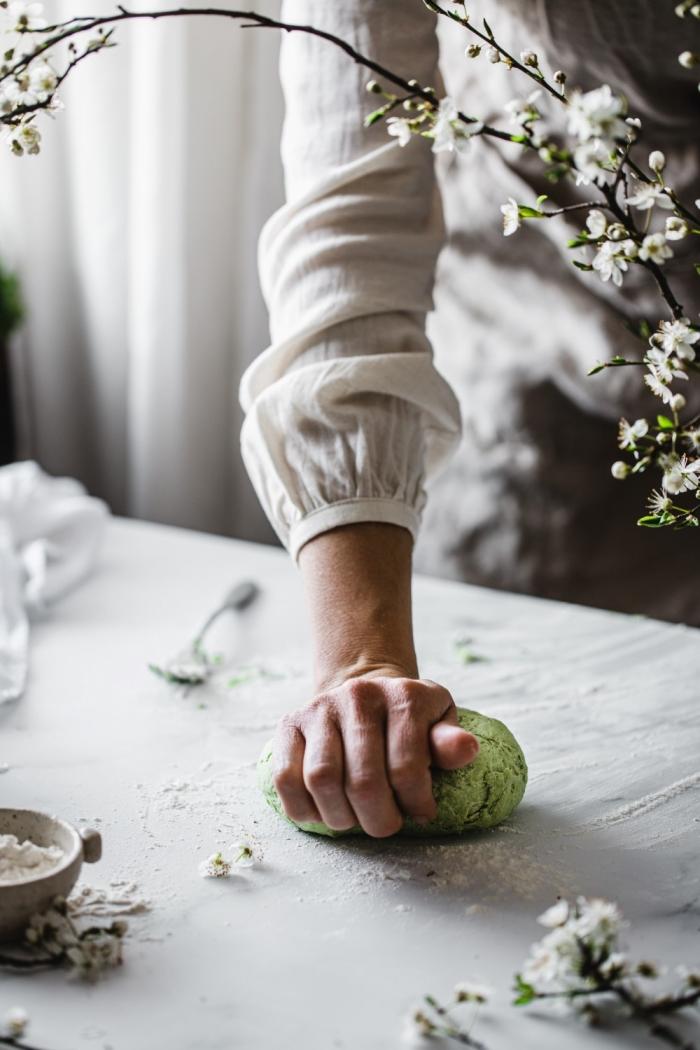 This homemade wild garlic pasta dough recipe is easy to follow and tastes incredible. With a gentle herbal flavor and the most amazing color it's going to freshen up these early Spring days!